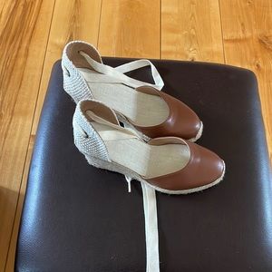 cute wedge tie around ankle, closed toe, open heel